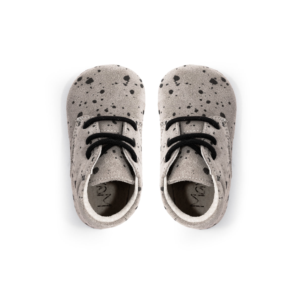 Op zoek naar stijlvolle (eerste) schoentjes van goede kwaliteit? Dat zijn de Mavies classic boots grey paint. Deze babyschoenen hebben een boots model en zijn van grijskleurig suèdeleer met verfspetters. VanZus