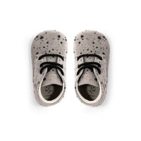 Op zoek naar stijlvolle (eerste) schoentjes van goede kwaliteit? Dat zijn de Mavies classic boots grey paint. Deze babyschoenen hebben een boots model en zijn van grijskleurig suèdeleer met verfspetters. VanZus