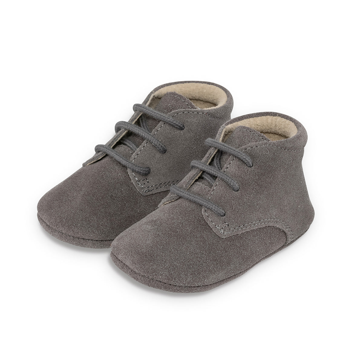 Op zoek naar stijlvolle (eerste) schoentjes van goede kwaliteit? Dat zijn de Mavies classic boots grey suede. Deze babyschoenen hebben een boots model en zijn van grijskleurig suèdeleer. VanZus