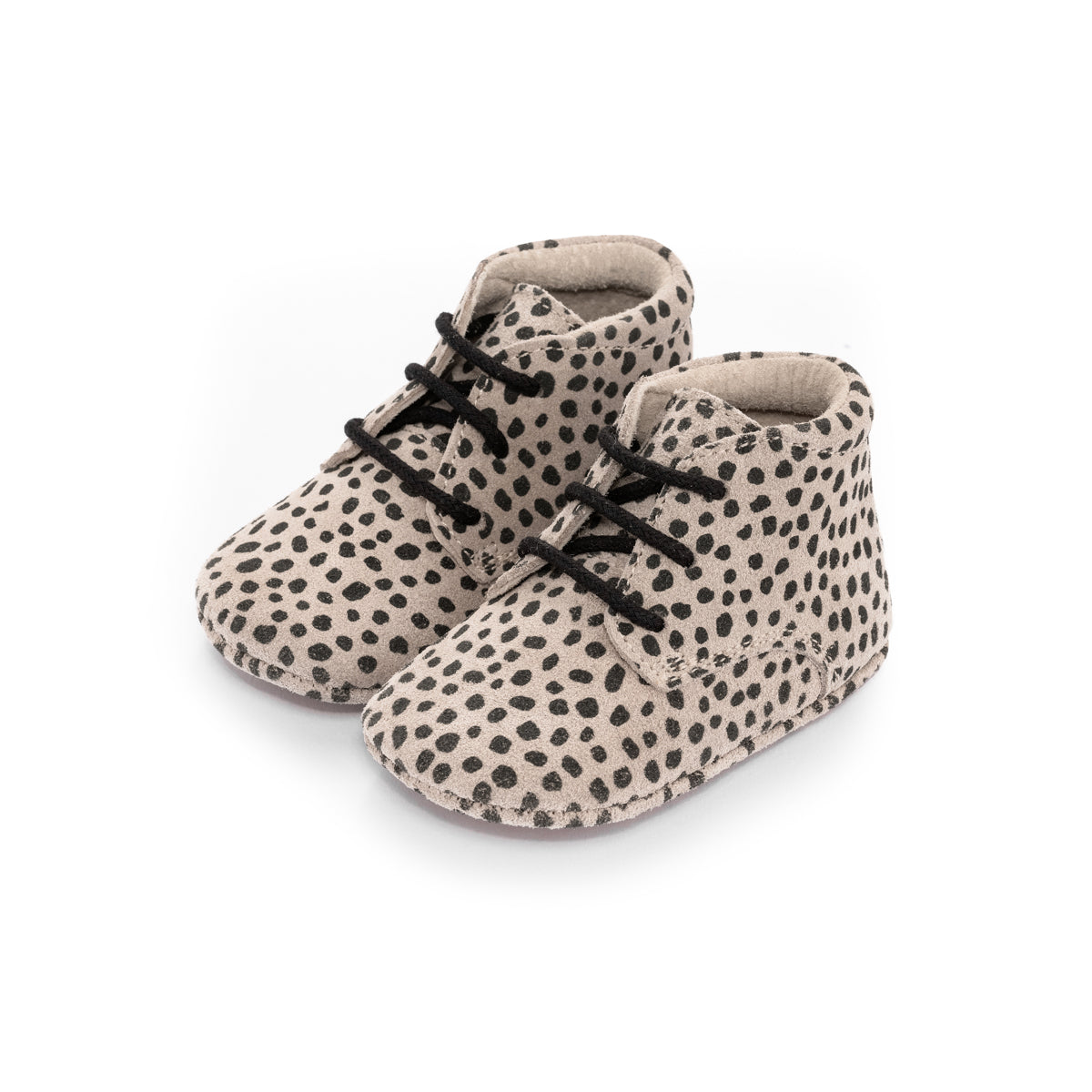 Op zoek naar stijlvolle (eerste) schoentjes van goede kwaliteit? Dat zijn de Mavies classic boots speckle sand. Deze babyschoenen hebben een boots model en zijn van zandkleurig suèdeleer met spikkels. VanZus