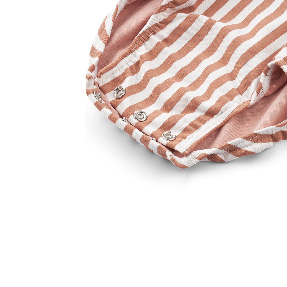 Hip én handig: het baby uv-badpak maxime stripe tuscany rose/creme de la creme. Het badpak beschermt jouw kind tegen de schadelijke uv-straling door de lange mouwen, hoge kraag en UPF40+. Met drukknopen en rits. VanZus