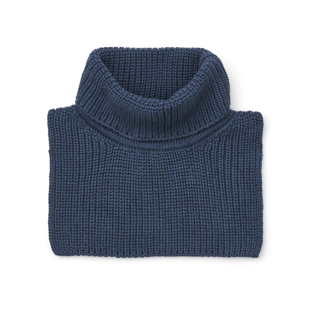 Houd het nekje van je kindje lekker warm met deze meack nekwarmer in de kleur indigo blue van het merk Liewood. Deze leuke neckwarmer is ideaal om outfits net een beetje warmer te maken. VanZus