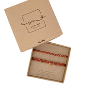 Hoe lief is dit? De me and mom armbanden set in de variant red jasper kan je deze met je kleintje! In deze lieve set zitten twee armbandjes. Met 24-karaats vergulde koperen onderdelen zijn het unieke armbanden, een symbool van jullie onvoorwaardelijke liefde en bijzondere band. VanZus