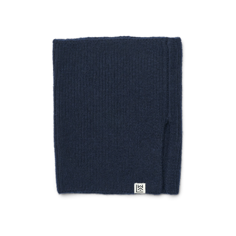 Houd het nekje van je kindje lekker warm met deze mikala nekwarmer in de kleur classic navy van het merk Liewood. Deze leuke neckwarmer is ideaal om outfits net een beetje warmer te maken. VanZus