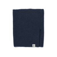 Houd het nekje van je kindje lekker warm met deze mikala nekwarmer in de kleur classic navy van het merk Liewood. Deze leuke neckwarmer is ideaal om outfits net een beetje warmer te maken. VanZus