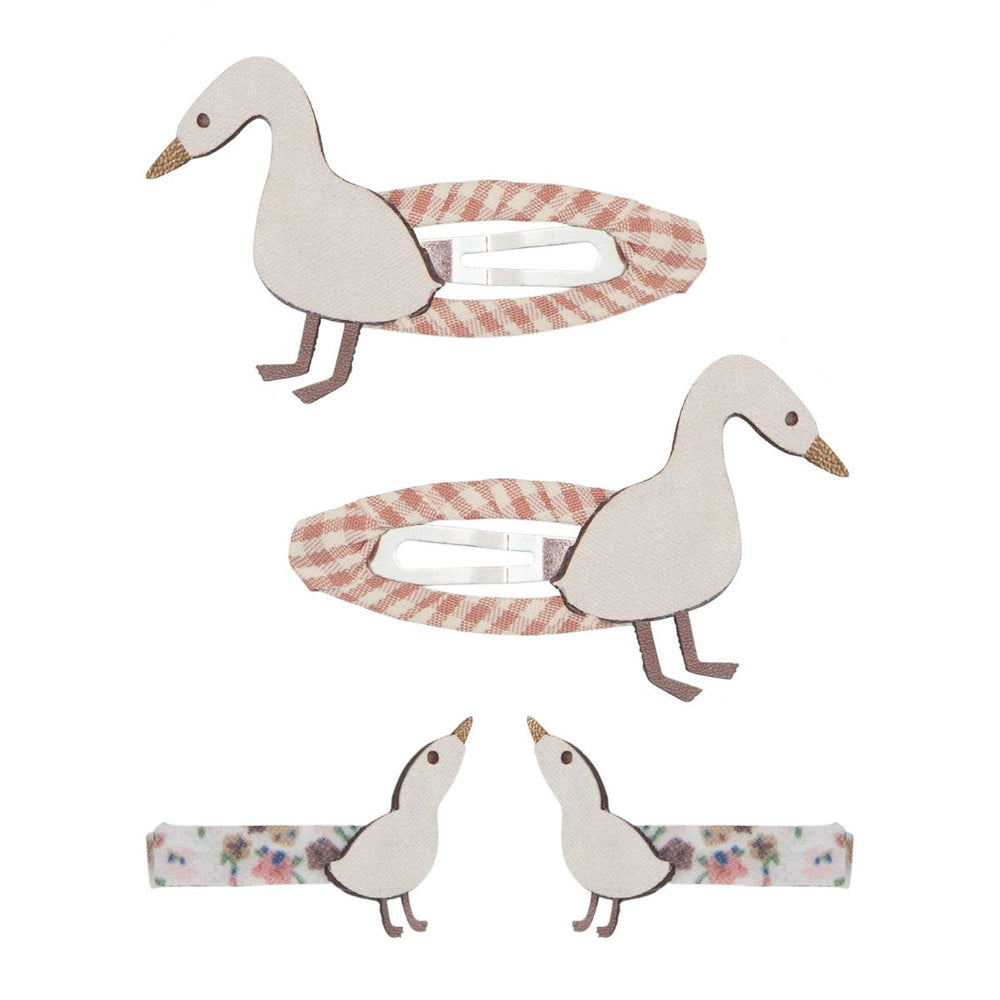 Mimi & Lula’s haarspeldjes in de variant duck & duckling zijn een echte blikvanger in de haartjes van jouw mini. De set van 4 clips in zachte kleuren met eendjes zorgt voor een schattige uitstraling. VanZus