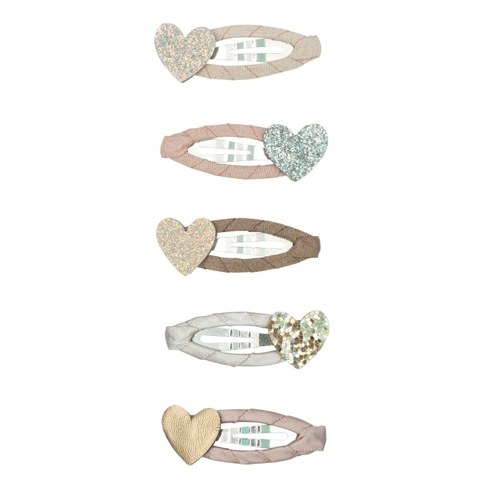 Voeg liefde toe aan de look van je kleintje met de Mimi & Lula heart mini haarspeldjes. Perfect voor het stylen van de haren van jouw mini. Comfortabel om te dragen. Mix & Match met bijpassende accessoires! VanZus