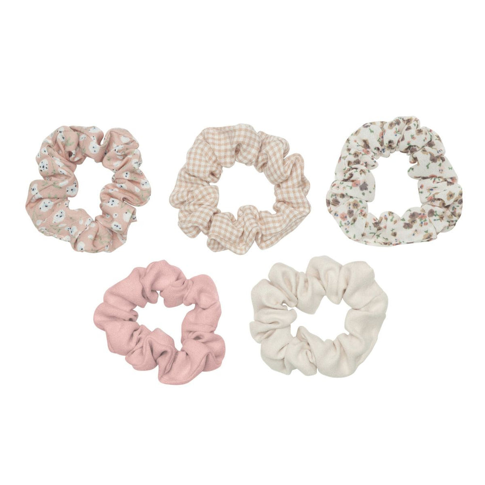 De Mimi & Lula’s scrunchies 5-pack prairie is een musthave! Houd de haren van je kindje uit het gezicht op een stijlvolle manier en voeg een vleugje schattigheid toe. In verschillende kleuren en prints. VanZus