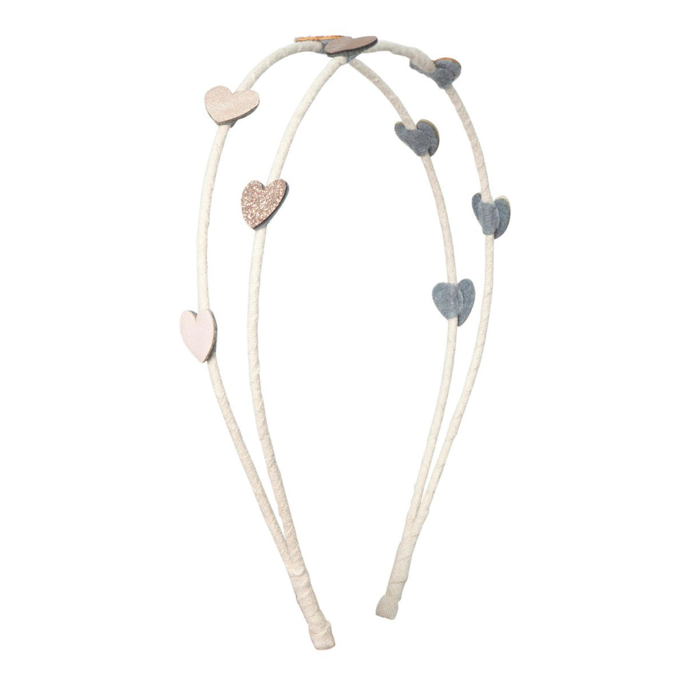 Perfect voor elke dag: de teeny heart double haarband van Mimi & Lula. Voeg liefde toe met deze haaraccessoire met hartjes in glitter en metallic stof. Met dubbele band voor extra comfort en stabiliteit. VanZus