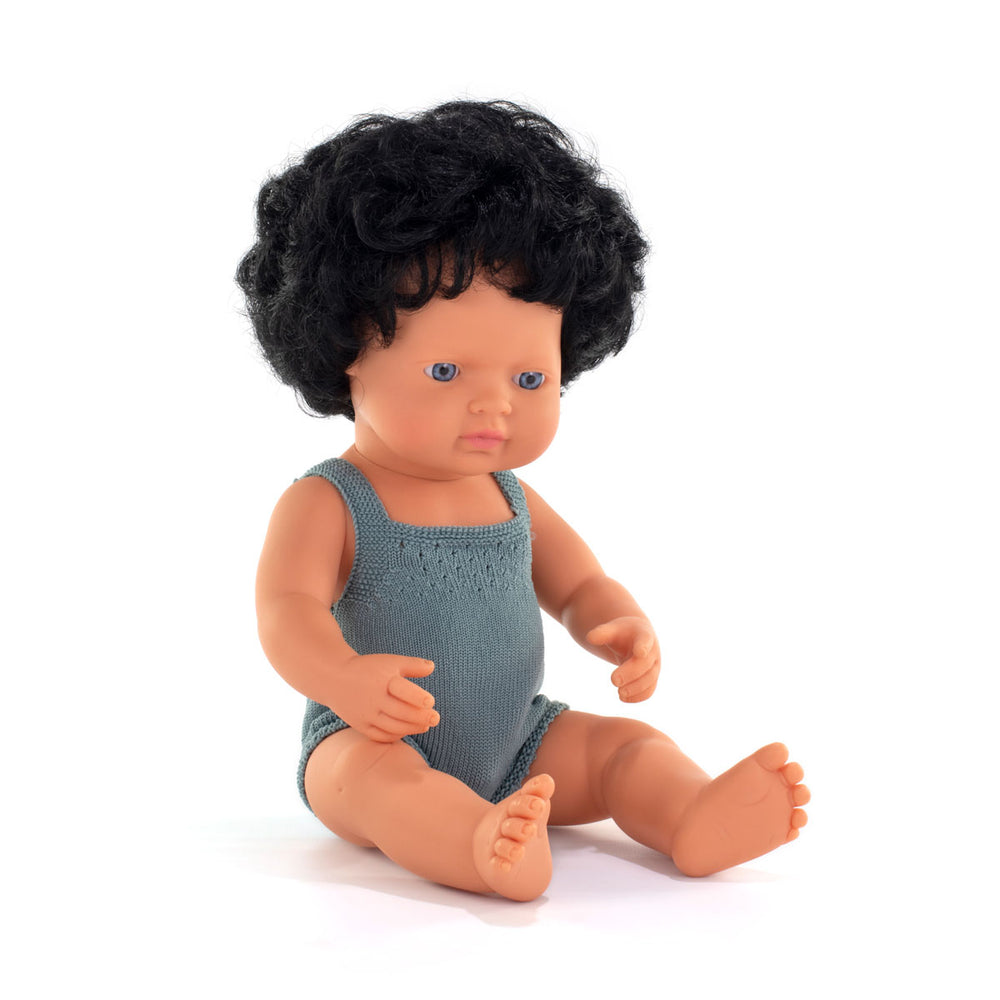 Wat een schatje: de babypop Europees jongen met krullend haar van Miniland. Een zacht lijfje met beweegbare armen en benen. Ruikt naar een vleugje vanille. Kleed de pop zelf aan. In verschillende soorten. 38 cm. VanZus