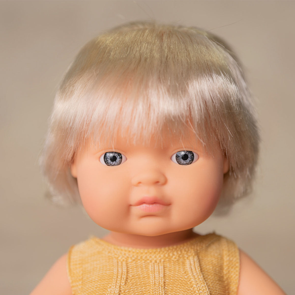 Wat een schatje: de babypop Europees meisje met blond haar van Miniland. Een zacht lijfje met beweegbare armen en benen. Ruikt naar een vleugje vanille. Kleed de pop zelf aan. In verschillende soorten. 38 cm. VanZus