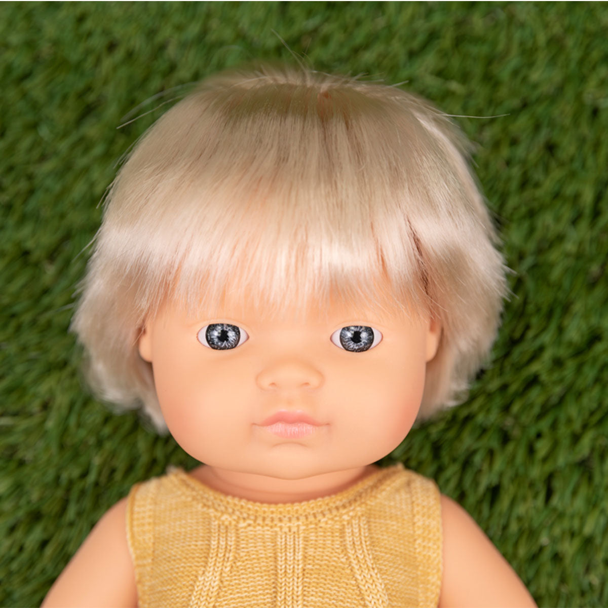 Wat een schatje: de babypop Europees meisje met blond haar van Miniland. Een zacht lijfje met beweegbare armen en benen. Ruikt naar een vleugje vanille. Kleed de pop zelf aan. In verschillende soorten. 38 cm. VanZus