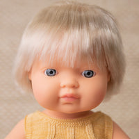 Wat een schatje: de babypop Europees meisje met blond haar van Miniland. Een zacht lijfje met beweegbare armen en benen. Ruikt naar een vleugje vanille. Kleed de pop zelf aan. In verschillende soorten. 38 cm. VanZus