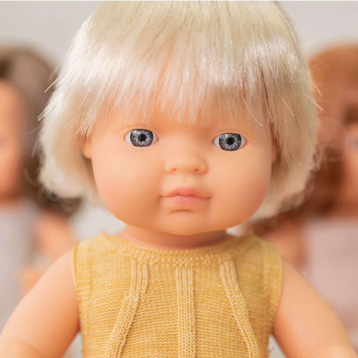 Wat een schatje: de babypop Europees meisje met blond haar van Miniland. Een zacht lijfje met beweegbare armen en benen. Ruikt naar een vleugje vanille. Kleed de pop zelf aan. In verschillende soorten. 38 cm. VanZus