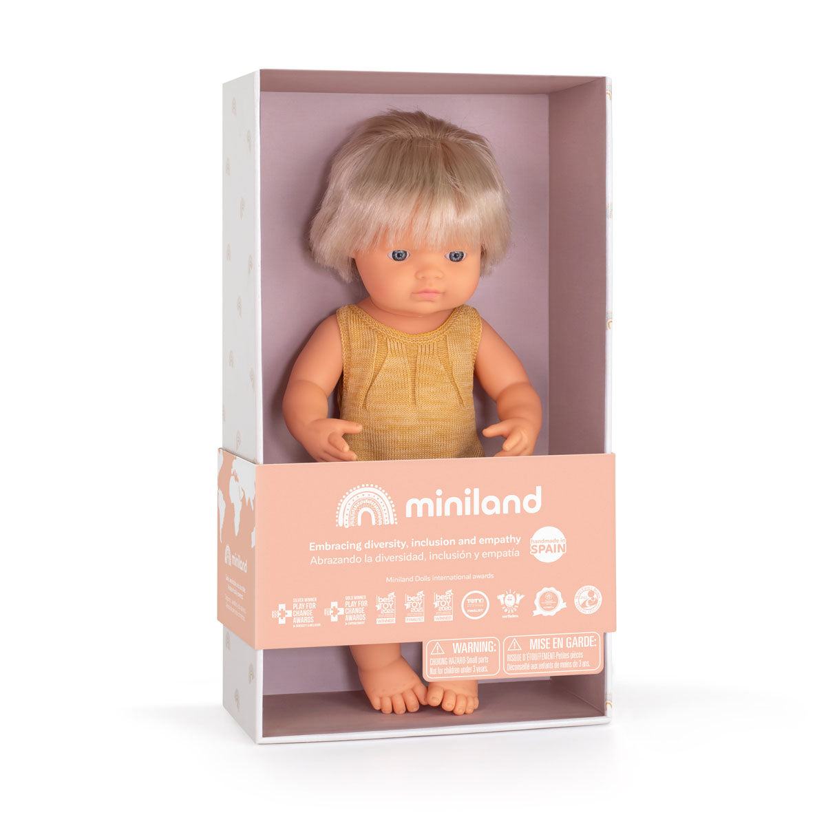 Wat een schatje: de babypop Europees meisje met blond haar van Miniland. Een zacht lijfje met beweegbare armen en benen. Ruikt naar een vleugje vanille. Kleed de pop zelf aan. In verschillende soorten. 38 cm. VanZus