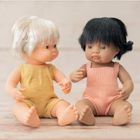 Wat een schatje: de babypop Europees meisje met blond haar van Miniland. Een zacht lijfje met beweegbare armen en benen. Ruikt naar een vleugje vanille. Kleed de pop zelf aan. In verschillende soorten. 38 cm. VanZus