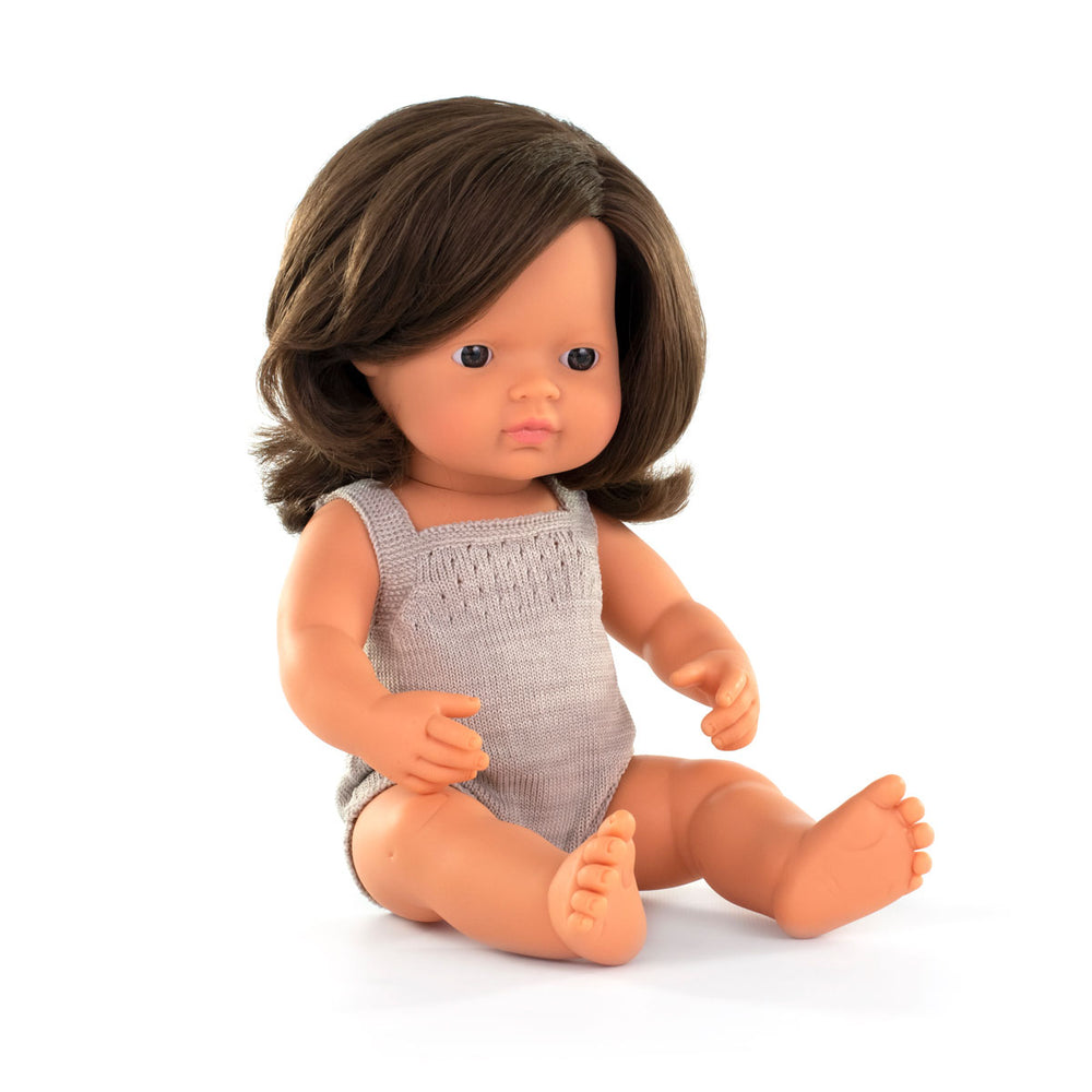 Wat een schatje: de babypop Europees meisje met bruin haar van Miniland. Een zacht lijfje met beweegbare armen en benen. Ruikt naar een vleugje vanille. Kleed de pop zelf aan. In verschillende soorten. 38 cm. VanZus