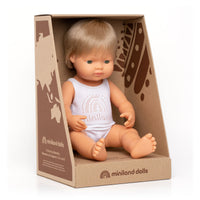 Wat een schatje: de babypop Europese jongen met donkerblond haar van Miniland. Een zacht lijfje met beweegbare armen en benen. Ruikt naar vanille. Kleed de pop zelf aan. In verschillende soorten. 38 cm. VanZus