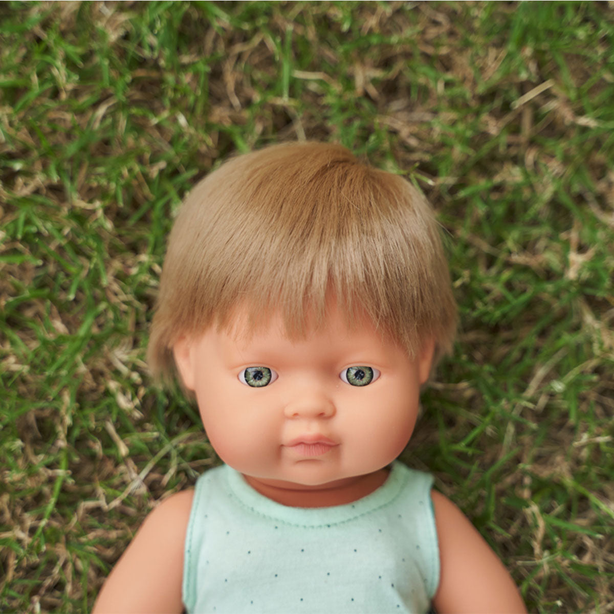 Wat een schatje: de babypop Europese jongen met donkerblond haar van Miniland. Een zacht lijfje met beweegbare armen en benen. Ruikt naar vanille. Kleed de pop zelf aan. In verschillende soorten. 38 cm. VanZus