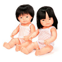 Wat een schatje: de babypop Aziatisch meisje van Miniland. Een zacht lijfje met beweegbare armen en benen. Ruikt naar een vleugje vanille. Kleed de pop zelf aan. In verschillende soorten. 35 cm. VanZus