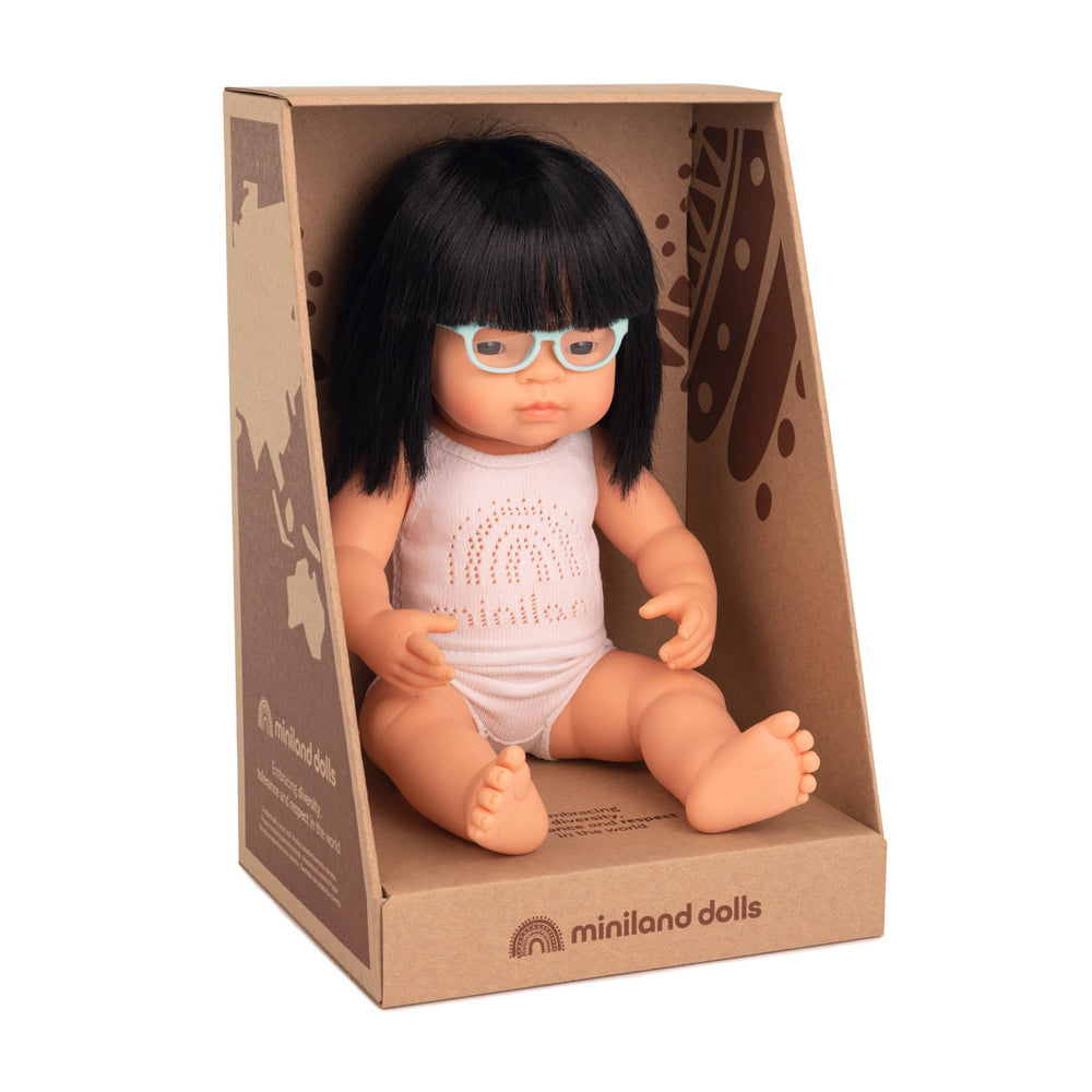 Wat een schatje: de babypop Aziatisch meisje met bril van Miniland. Een zacht lijfje met beweegbare armen en benen. Ruikt naar een vleugje vanille. Kleed de pop zelf aan. In verschillende soorten. 38 cm. VanZus