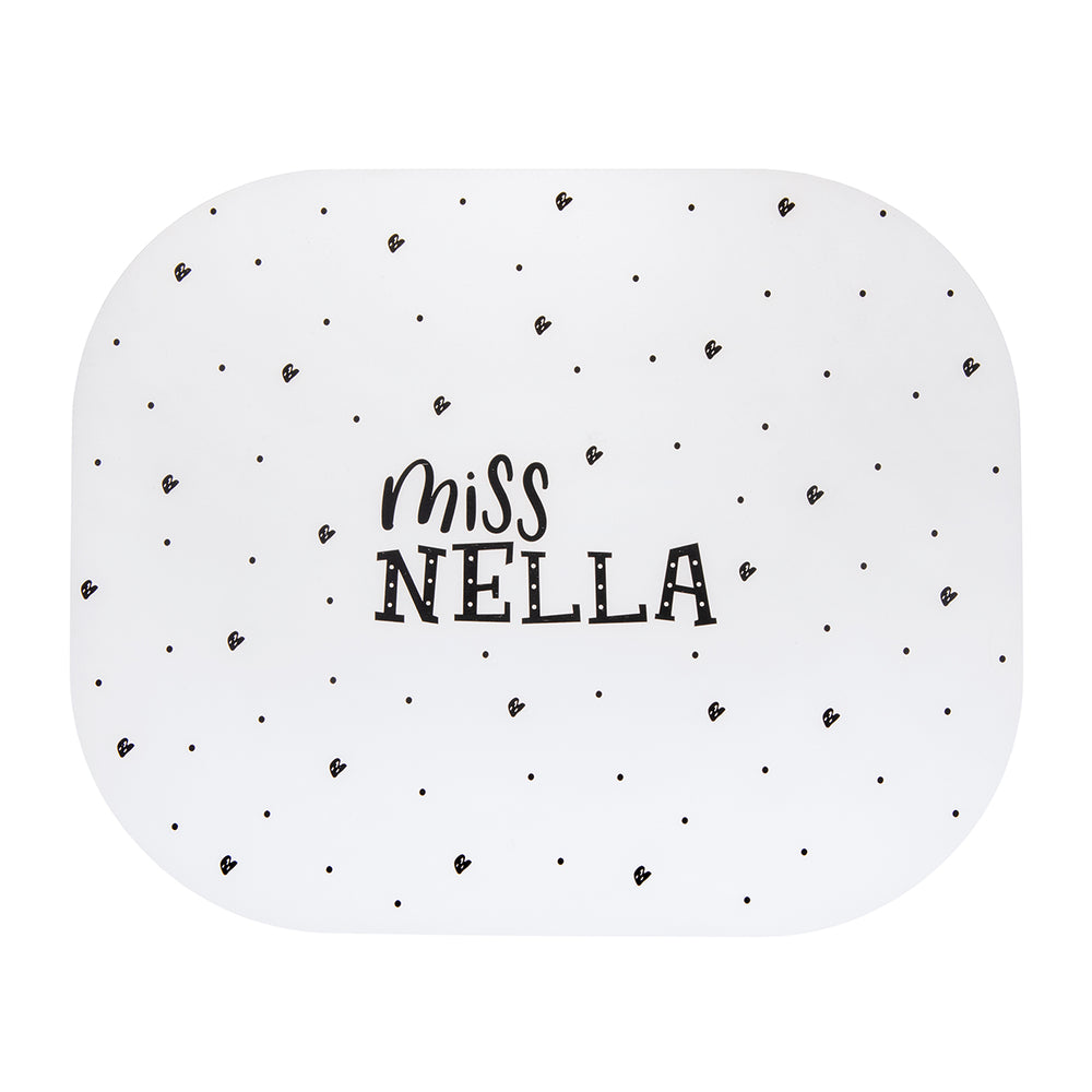  Lekker tutten met nagellak doe je met de morsbestendige siliconen placemat van Miss Nella. Knoeien is niet erg, nagellak is eenvoudig te verwijderen van de placemat en de meubels blijven nagellakvrij. VanZus