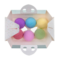 Badderen doe je natuurlijk met de Miss Nella rainbow 6-pack bruisballen! De bruisballen zitten in een schattig doosje, zijn vrij van chemicaliën én geur en hebben vrolijke kleuren. Combineer met badspons. VanZus