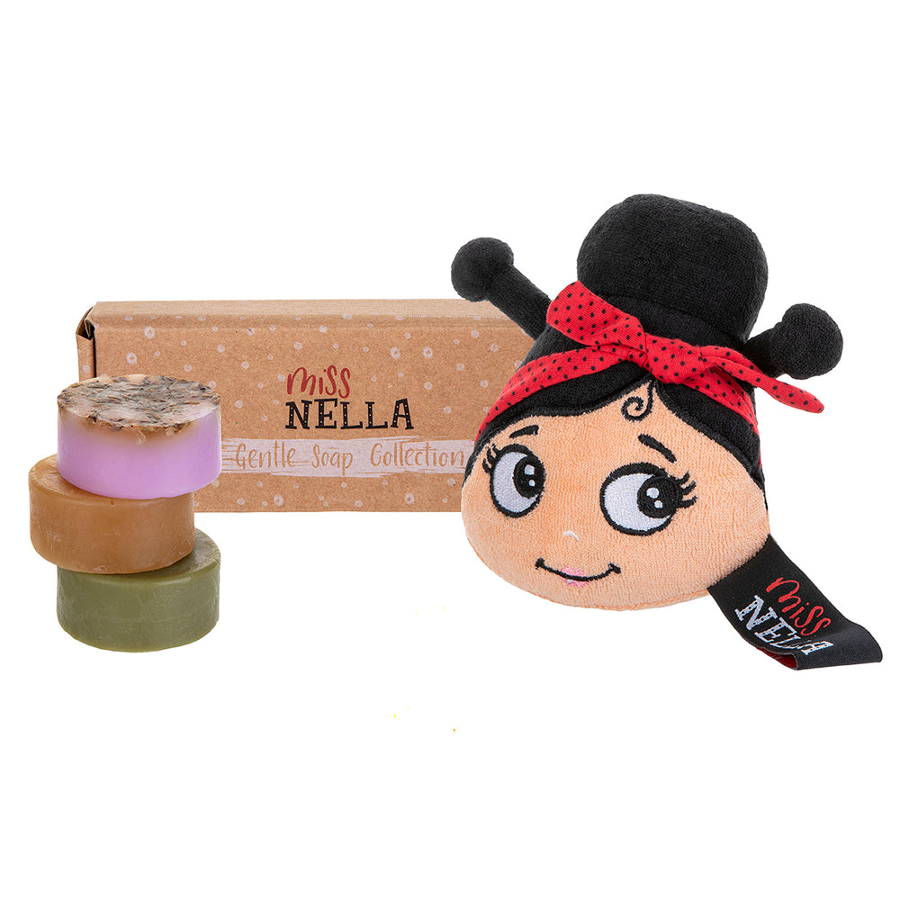 De juiste verzorging voor de huid van jouw kindje: de zeepcollectie 3-pack van Miss Nella. De volledig natuurlijke zeepcollectie set bestaat uit drie zepen van 30-50 gram in de geuren olijf, lavendel en havermout. VanZus
