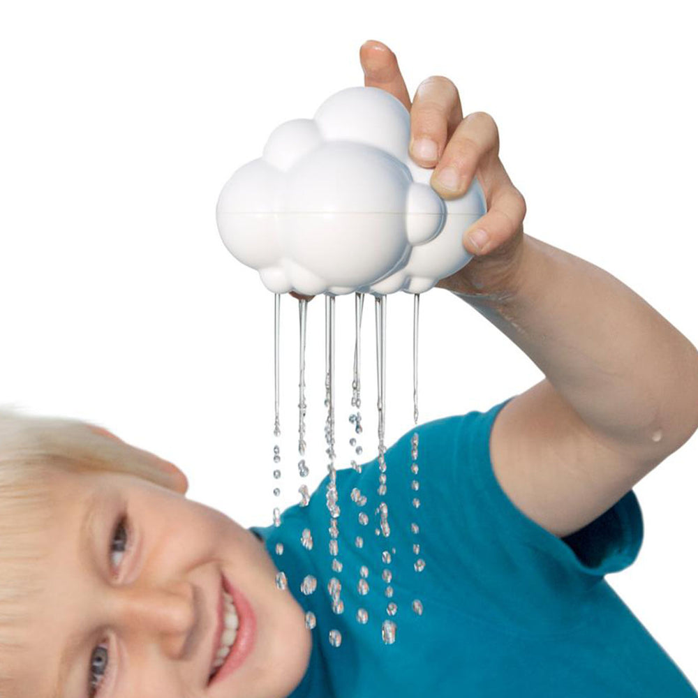 Met deze leuke pluï regenwolk van het merk Moluk kan je kindje het laten regenen! Ook leert je kindje met dit leuke speelgoed over de cycus van het water. Het slimme badspeelgoed werkt als een pipet en maakt scheikunde leerzaam én leuk! VanZus
