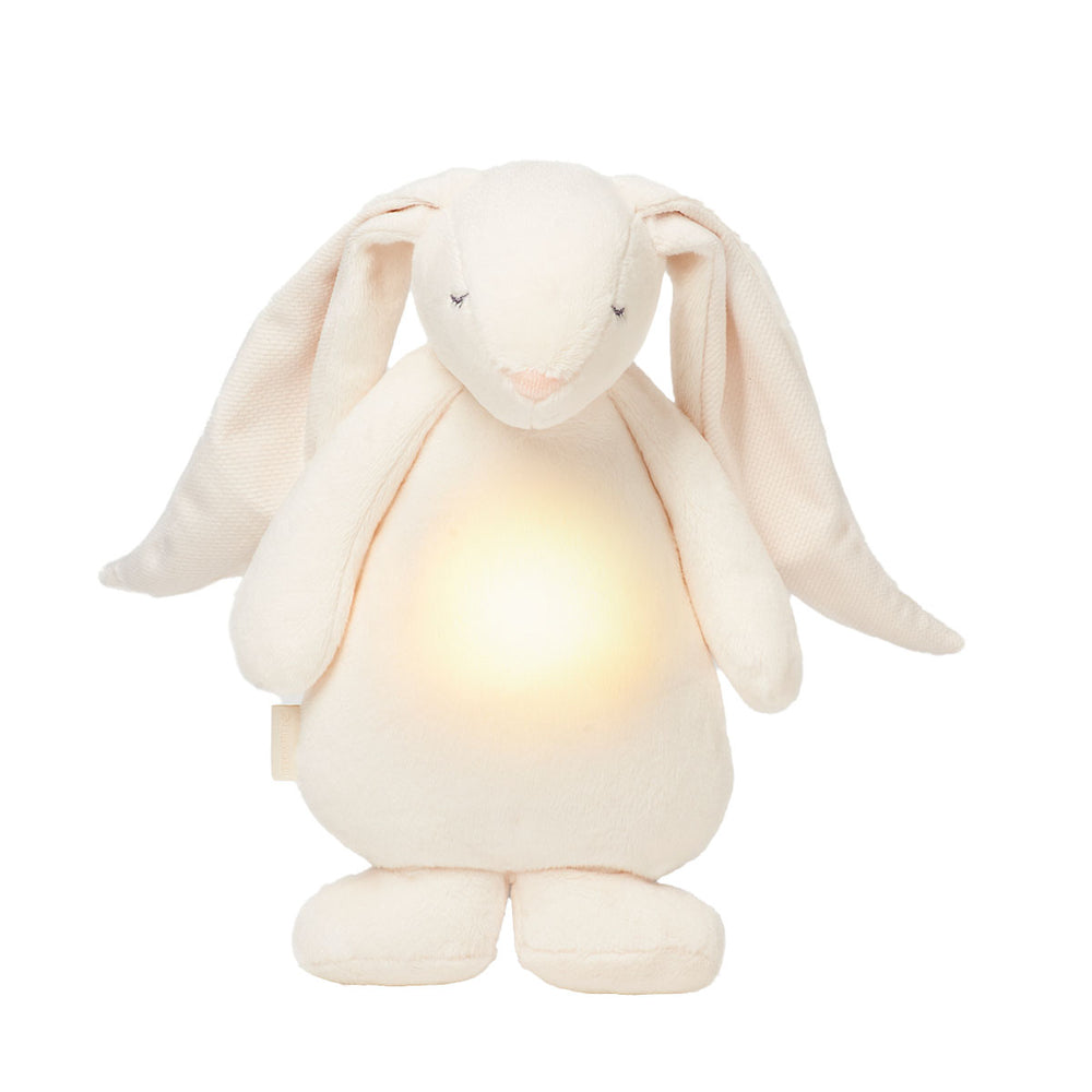 Deze fantastische humming bunny lamp cream van het merk Moonie is ideaal voor kleintjes die lastig in slaap kunnen vallen. Deze lieve konijnenknuffel is namelijk voorzien van een lampje en produceert fijne en natuurlijk geluiden waarmee je kindje heerlijk in slaap kan vallen. VanZus