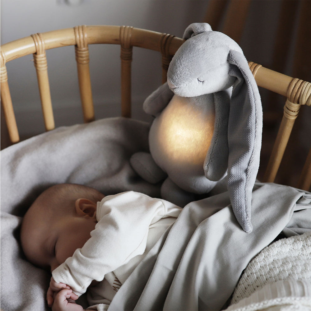 Deze fantastische humming bunny lamp silver van het merk Moonie is ideaal voor kleintjes die lastig in slaap kunnen vallen. Deze lieve konijnenknuffel is namelijk voorzien van een lampje en produceert fijne en natuurlijk geluiden waarmee je kindje heerlijk in slaap kan vallen. VanZus