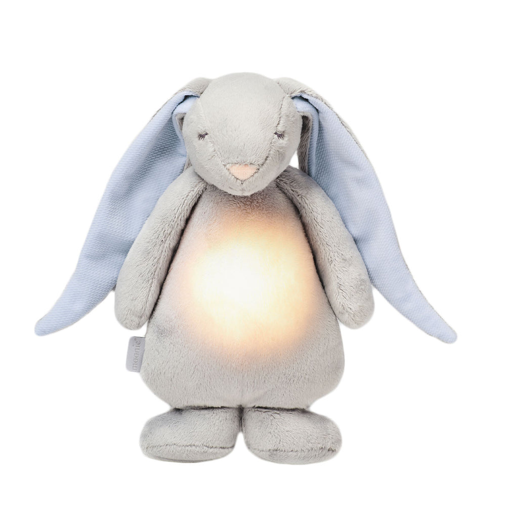 Deze fantastische humming bunny lamp sky van het merk Moonie is ideaal voor kleintjes die lastig in slaap kunnen vallen. Deze lieve konijnenknuffel is namelijk voorzien van een lampje en produceert fijne en natuurlijke geluiden waarmee je kindje heerlijk in slaap kan vallen. VanZus