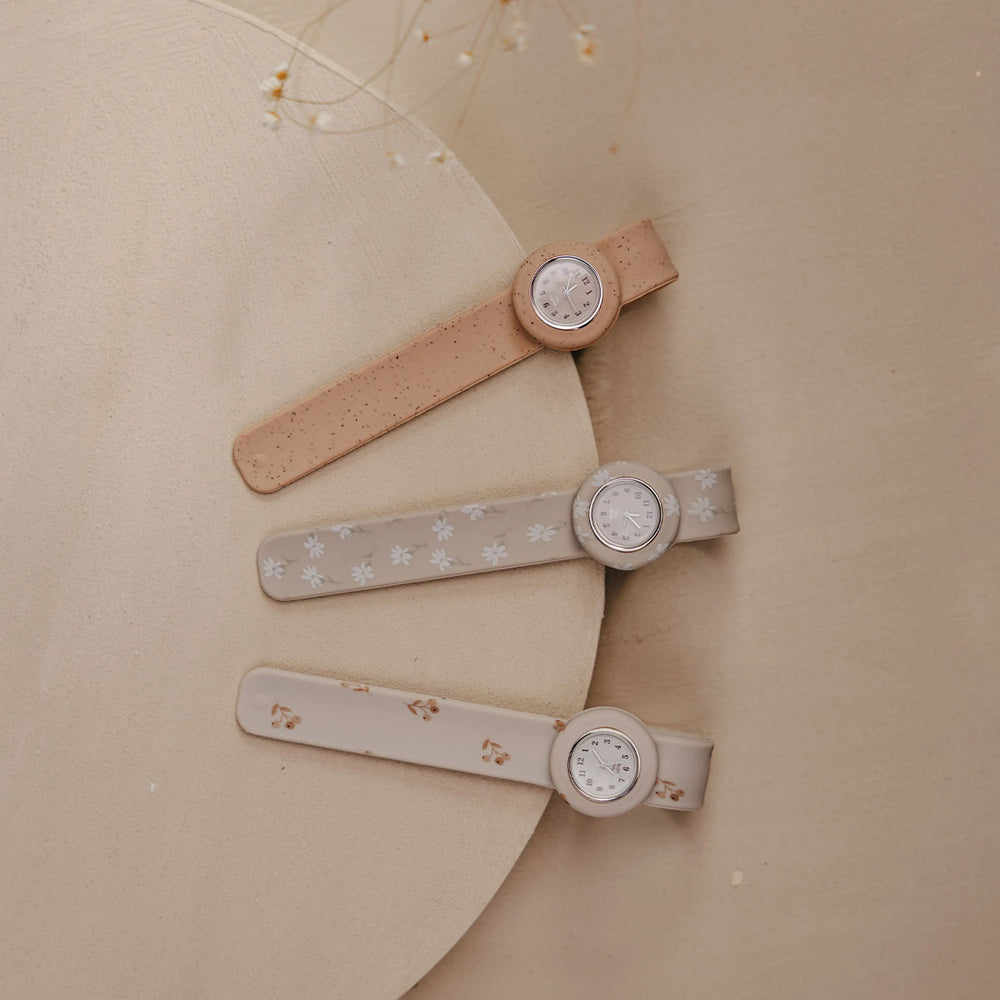 Het Mrs Ertha new strapies horloge little daisys is het ideale eerste horloge voor jouw kindje! Of misschien zelfs voor jou zelf? Dit horloge draagt lekker comfortabel en heeft prachtige, zachte kleuren. VanZus.