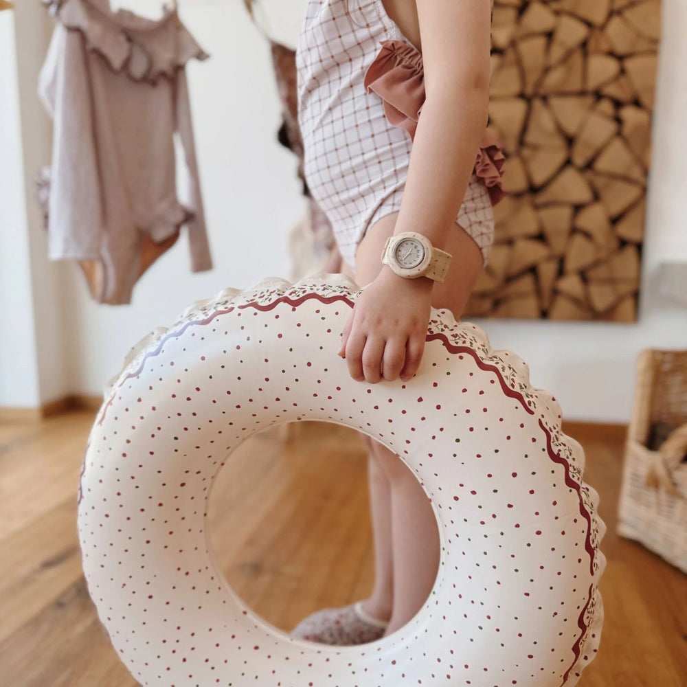 Het Mrs Ertha new strapies horloge organic squares is het ideale eerste horloge voor jouw kindje! Of misschien zelfs voor jou zelf? Dit horloge draagt lekker comfortabel en heeft prachtige, zachte kleuren. VanZus