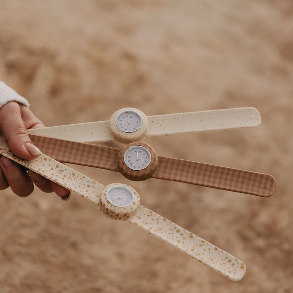 Het Mrs Ertha new strapies horloge speckled nude is het ideale eerste horloge voor jouw kindje! Of misschien zelfs voor jou zelf? Dit horloge draagt lekker comfortabel en heeft prachtige, zachte kleuren. VanZus.