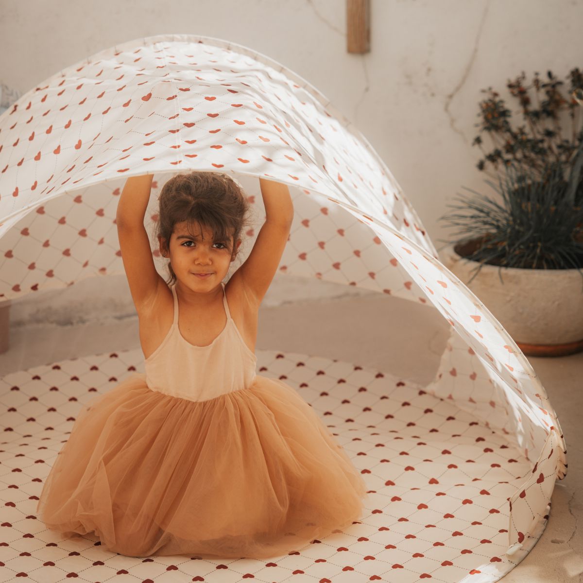 Staat er een dagje strand op de planning of gaan jullie op vakantie? Dan is deze pop-up strandtent lovely roots van het merk Mrs Ertha een absolute must have! VanZus