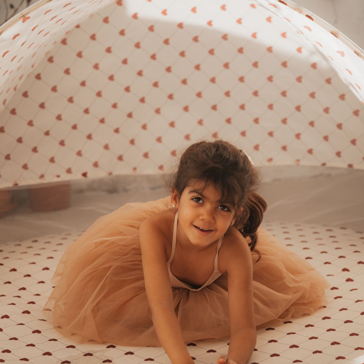 Staat er een dagje strand op de planning of gaan jullie op vakantie? Dan is deze pop-up strandtent lovely roots van het merk Mrs Ertha een absolute must have! VanZus