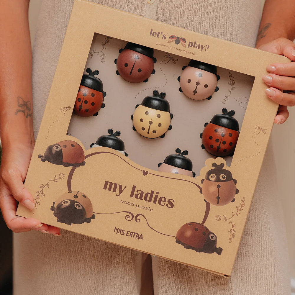 Gegarandeerd veel speelplezier met de puzzel XL my ladies van Mrs Ertha. Zorg ervoor dat de lieveheersbeestjes in de juiste volgorde komen te liggen door kleuren of cijfers te matchen. Spelenderwijs leren tellen. Vanaf 3 jaar. VanZus