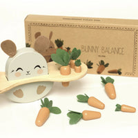 Schattig en leerzaam: het houten bunny balance spel van Mrs Ertha. Zorg voor de juiste verdeling van wortels zodat het konijntje in balans blijft. Stimuleert de hand-oogcoördinatie. Geschikt vanaf 3 jaar. VanZus