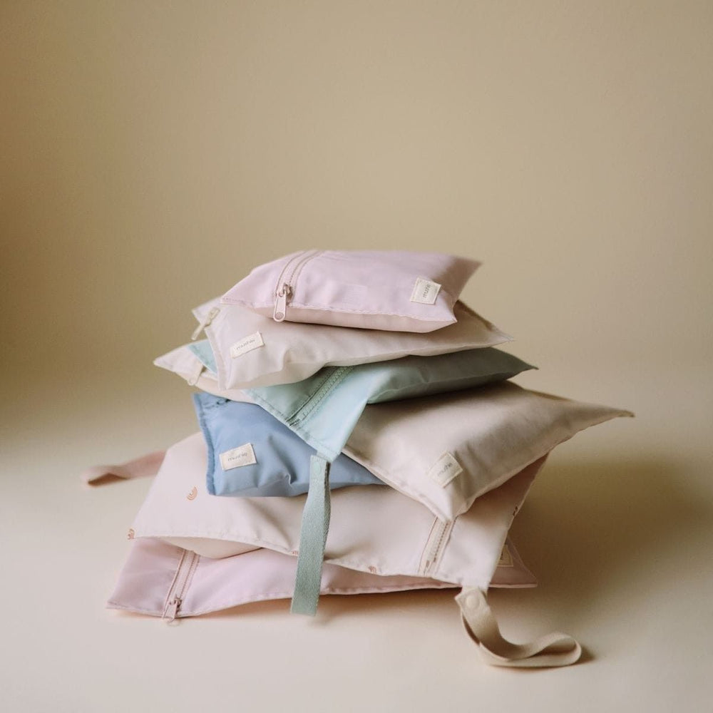 Multifunctioneel: de waterafstotende tasjes set (2) van Mushie in de kleur blush. Ideaal om spullen van kinderen droog te houden of om natte spullen in mee te nemen. Ook te gebruiken als toilettas of om speelgoed en snacks in te bewaren. VanZus
