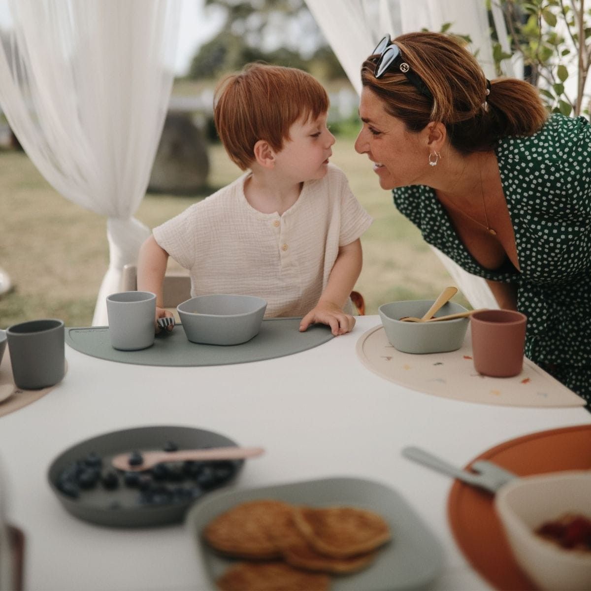 De 2-pack Mushie bekers in de kleur smoke zijn twee mooie, simpele drinkbekers voor kinderen. De bekers zijn heel geschikt voor kindjes die net zelf drinken en aan het leren zijn om uit een echte beker te drinken. VanZus