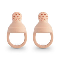 De Mushie 2-pack fruitspenen in blush zijn ideaal voor het aanbieden van fruit en gezonde snacks aan je baby. BPA-vrije silicone & vaatwasmachinebestendig. Verbetert zelfvoeding en motoriek. VanZus