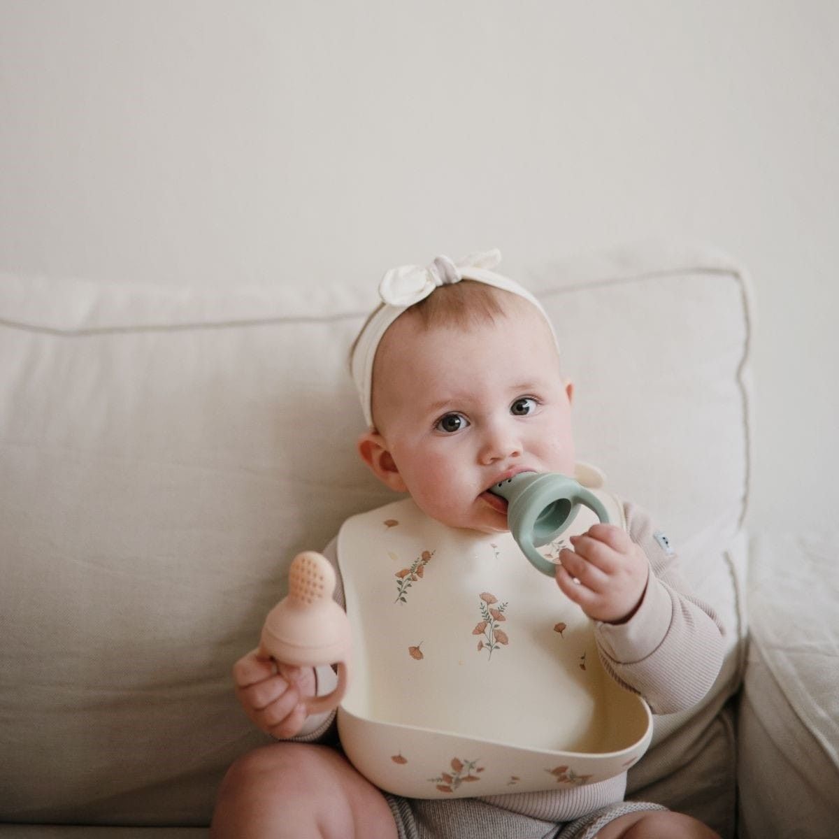 De Mushie 2-pack fruitspenen in blush zijn ideaal voor het aanbieden van fruit en gezonde snacks aan je baby. BPA-vrije silicone & vaatwasmachinebestendig. Verbetert zelfvoeding en motoriek. VanZus