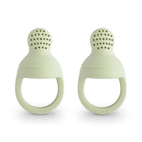 De Mushie 2-pack fruitspenen in sage zijn ideaal voor het aanbieden van fruit en gezonde snacks aan je baby. BPA-vrije silicone & vaatwasmachinebestendig. Verbetert zelfvoeding en motoriek. VanZus