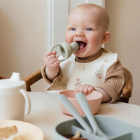 De Mushie 2-pack fruitspenen in sage zijn ideaal voor het aanbieden van fruit en gezonde snacks aan je baby. BPA-vrije silicone & vaatwasmachinebestendig. Verbetert zelfvoeding en motoriek. VanZus