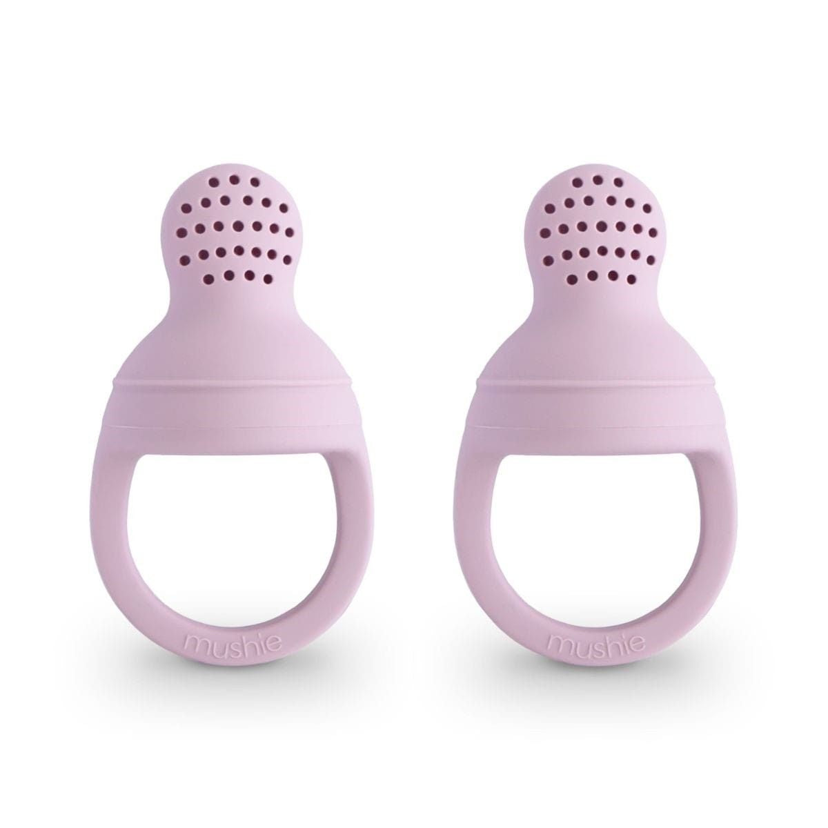 De Mushie 2-pack fruitspenen in soft lilac zijn ideaal voor het aanbieden van fruit en gezonde snacks aan je baby. BPA-vrije silicone & vaatwasmachinebestendig. Verbetert zelfvoeding en motoriek. VanZus