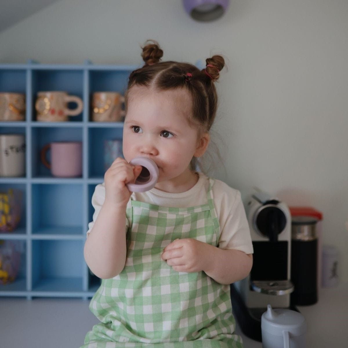 De Mushie 2-pack fruitspenen in soft lilac zijn ideaal voor het aanbieden van fruit en gezonde snacks aan je baby. BPA-vrije silicone & vaatwasmachinebestendig. Verbetert zelfvoeding en motoriek. VanZus