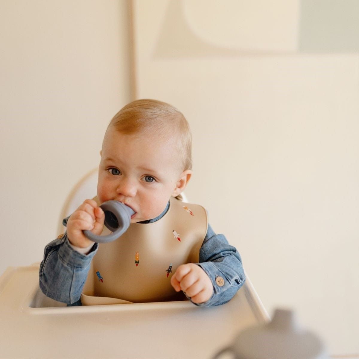 De Mushie 2-pack fruitspenen in tradewinds zijn ideaal voor het aanbieden van fruit en gezonde snacks aan je baby. BPA-vrije silicone & vaatwasmachinebestendig. Verbetert zelfvoeding en motoriek. VanZus