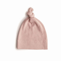 Houd je baby warm en stijlvol met de Mushie baby beanie muts in blush. Gemaakt van superzacht materiaal, perfect voor de allerkleinsten. Een schattige eyecatcher en onmisbare basic. Ook in andere kleuren. VanZus