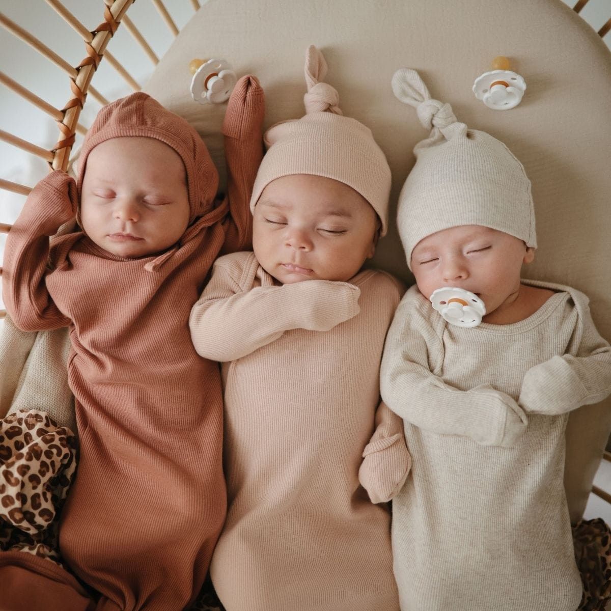 Houd je baby warm en stijlvol met de Mushie baby beanie muts in blush. Gemaakt van superzacht materiaal, perfect voor de allerkleinsten. Een schattige eyecatcher en onmisbare basic. Ook in andere kleuren. VanZus